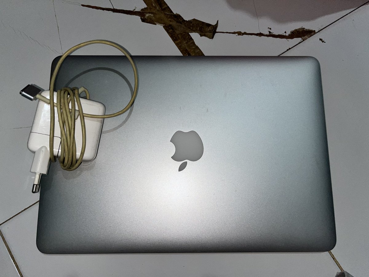 suncoupshine's tweet image. WTS want to sell jual cepat // BU 🥺

MACBOOK AIR 2017 grey
RAM 8 / SSD 128 GB 

📍dom batam 
💸 3jt negotiable
✅ BOX dan charger ORI

✅ COD / gosend

bisa ketemu untuk lihat kondisi, masih mulus, minusnya adalah on charge (battery harus service)
#zonauang #macbookair