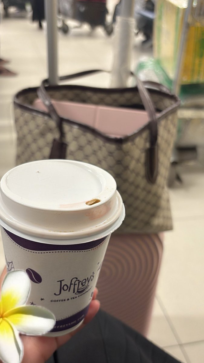 ____2as's tweet image. الرحله فيها ضعفي وقوتي ، خوفي وتوكُلي 
وحِدتي ودعاء أهلي، يأسي وصبري مين قال الرحلة فردية؟ ونحنا نحمل فيها كل خيباتنا وكل أحلامنا ❣️ .