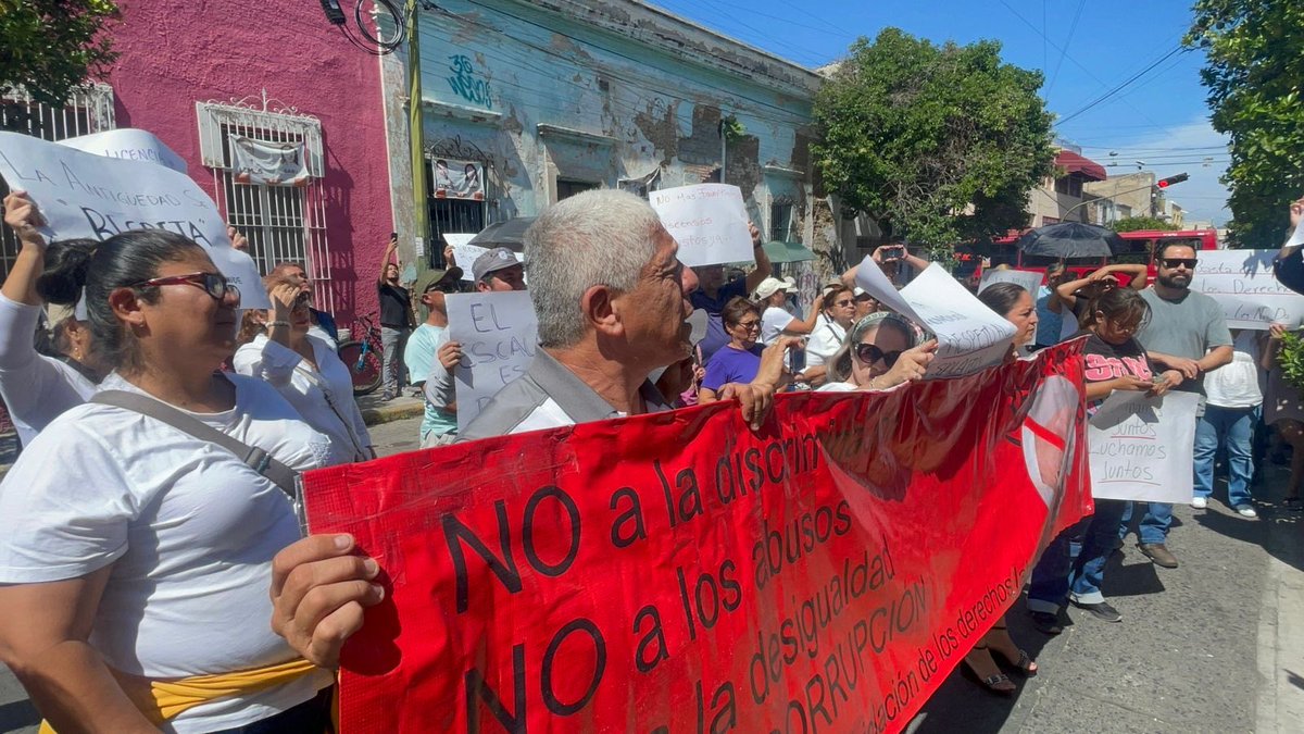 SiGDLAC's tweet photo. SINDICATO GUADALAJARA INFORMA: 

El día de hoy se congregaron servidores públicos delegados del Sindicato Guadalajara y más de 150 compañeros jubilados y pensionados del Ayuntamiento de Guadalajara, para marchar y manifestarse en la Dir de Recursos Humanos del @GuadalajaraGob https://t.co/QEddRQ7K2w