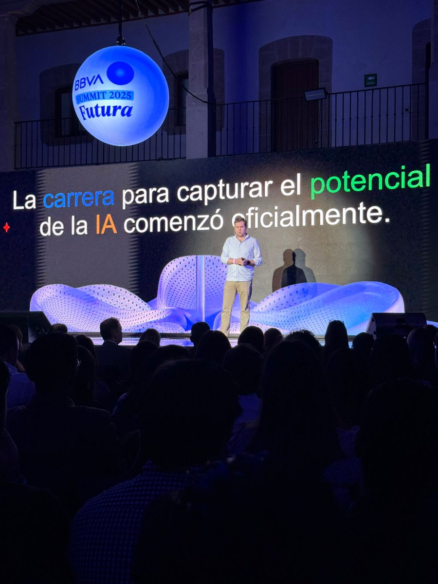 BBVA_Mex's tweet photo. “El entorno actual no solo es estudiar datos, es estudiar qué nos hace diferentes y la inteligencia artificial es lo que nos está dando este plus”. - Pablo Montero, Arquitecto principal y especialista en AI  #BBVASummit2025 #AppBBVA https://t.co/N2BIIi42Tw