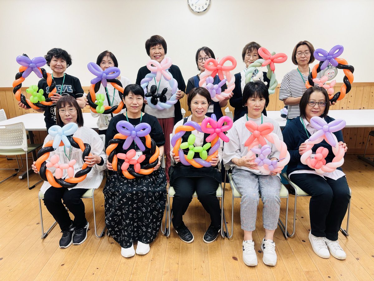 a_iballoon's tweet photo. 今月社会福祉協議会主催のバルーンアート連続3回講座の講師として、楽しい講座開催しました😊✨
私がはじめたころに直接知りたかったことを詰め込んで、とにかく楽しくてこの場所以外でも作りたくなる作品にしました。
私はみんなでバルーンを楽しむ時間が1番好きなんだって思いました🥰 https://t.co/foI3vnaSim