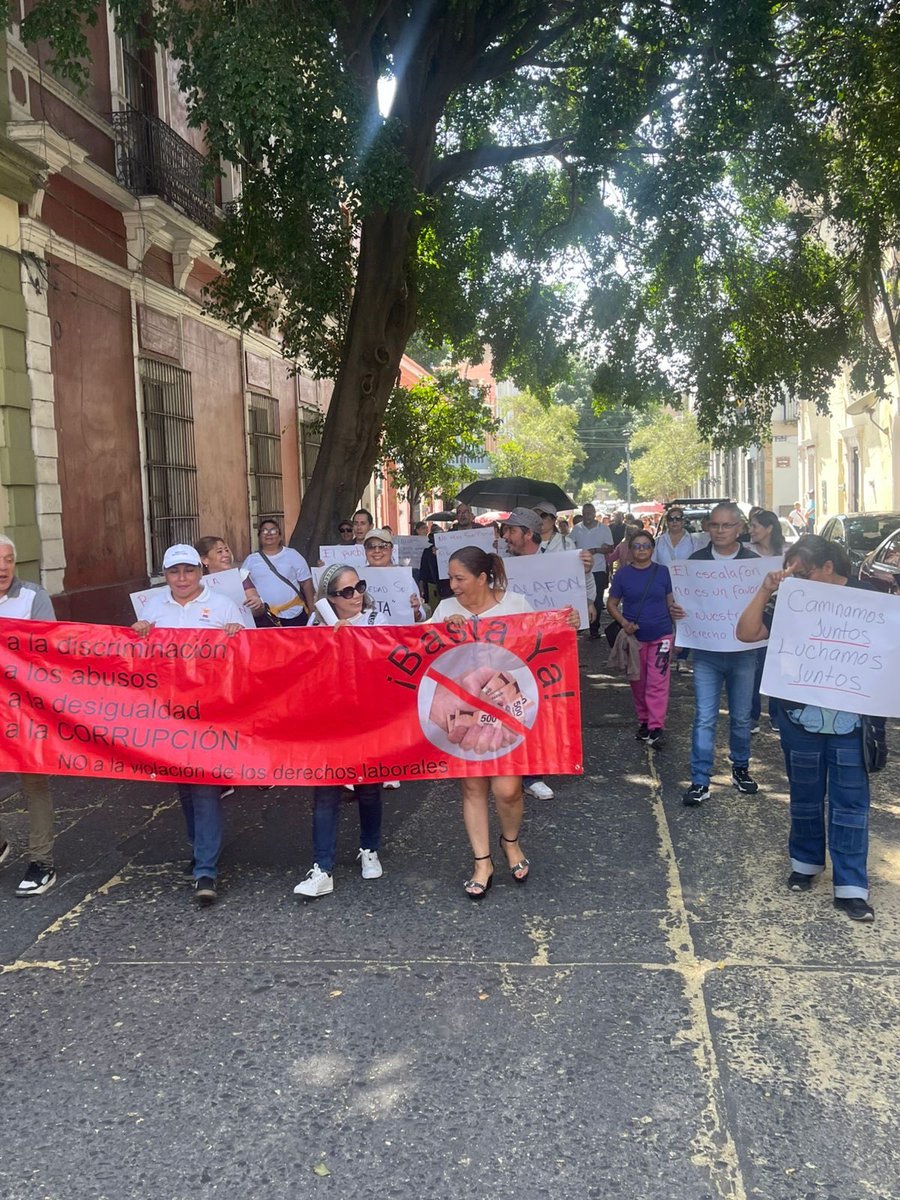 SiGDLAC's tweet photo. Se fueron cita aproximadamente más de 200 personas en las calles del centro histórico y marcharon rumbo a la Dir de Recursos Humanos del Ayuntamiento de Guadalajara con las siguientes demandas:
Respeto y transparencia al Derecho de Preferencia y el derecho de Escalafón. https://t.co/n6nnlACJjV