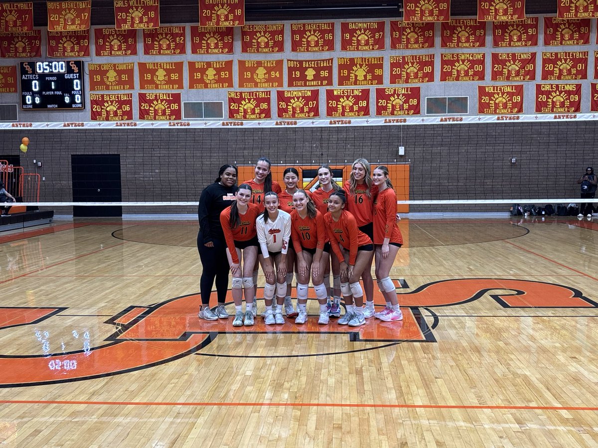 HarryKaseff's tweet photo. An emotional senior night at Corona del Sol. 7 of their 9 seniors will play NCAA volleyball. #girlsvolleyball #ncaavolleyball #CoronadelSol #azpreps365 https://t.co/oHIF0GyVPv