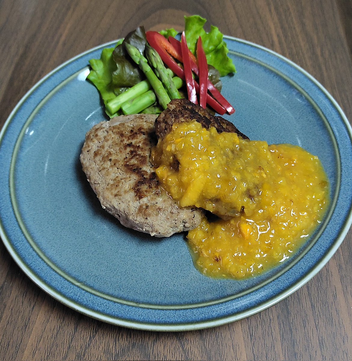 kaguchee's tweet photo. おはかぐー😊
豆腐ハンバーグ、柿ソースがけ💖
食べた感想は、柿ソースはお肉系に合う✨
#合挽き
#豆腐
#玉ねぎ
#塩
#胡椒
#ガーリックパウダー
ソース（レンジ加熱1分）
#柿
#ガラスープの素
#白だし
#片栗粉
#gamer
#cooking
#料理記録 
#料理好きな人とつながりたい 
#晩酌
#おうちごはん https://t.co/6F2ctTlaA9