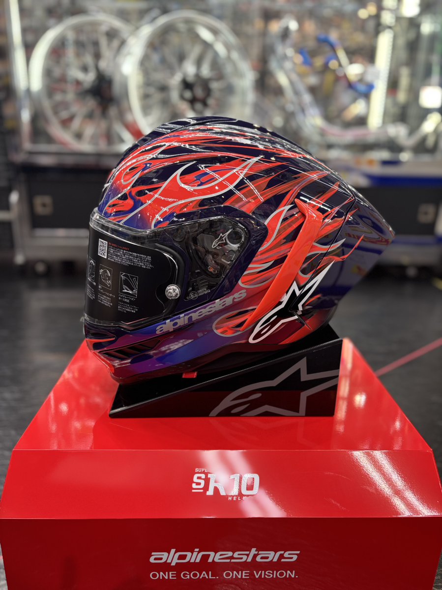 アルパインスターズ ヘルメット スーパーテック R10の限定カラーモデル