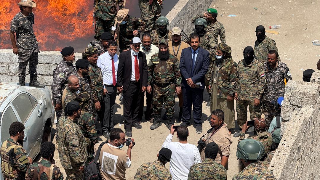 مارأيكم بطريقة إتلاف المخدرات بهذه الطريقة البدائية في عدن، وانبعاث دخاخين المواد المخدرة الحساسة المحترقة في الهواء هكذا وبدون أي مراعاة لأضرار المواد المحترقة على البيئة والصحة؟!