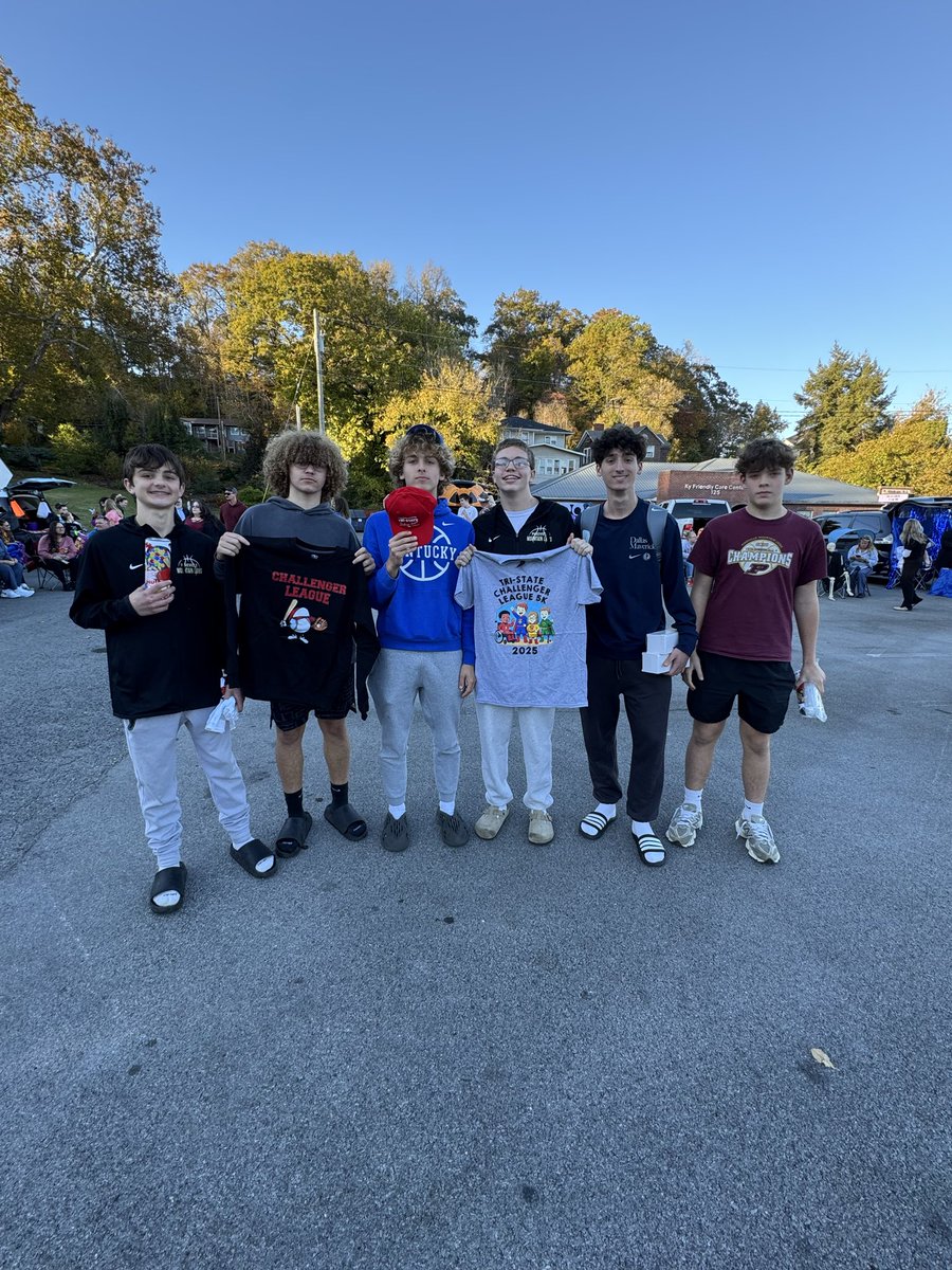 pinevillembb's tweet image. Our players &amp;amp; coaches had fun tonight volunteering at the Tri-State Challenger League Trunk or Treat in Middlesboro. 

Spending time together off the court. ✅
Serving others. ✅

#ThePinevilleWay