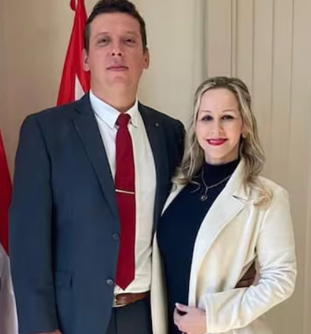 EstherRoa_'s tweet image. 🚩¡MISERABLES!
¿Qué nos pasa como sociedad para soportar estoicamente tantos abusos?
La esposa del cuasi analfabeto Nano Galaverna, una tal Diana Centurión, fue nombrada “asesora” de turismo en Itaipú con un salario de G. 68.000.000 mensuales.
Y vos docente, ingeniero, médico,…