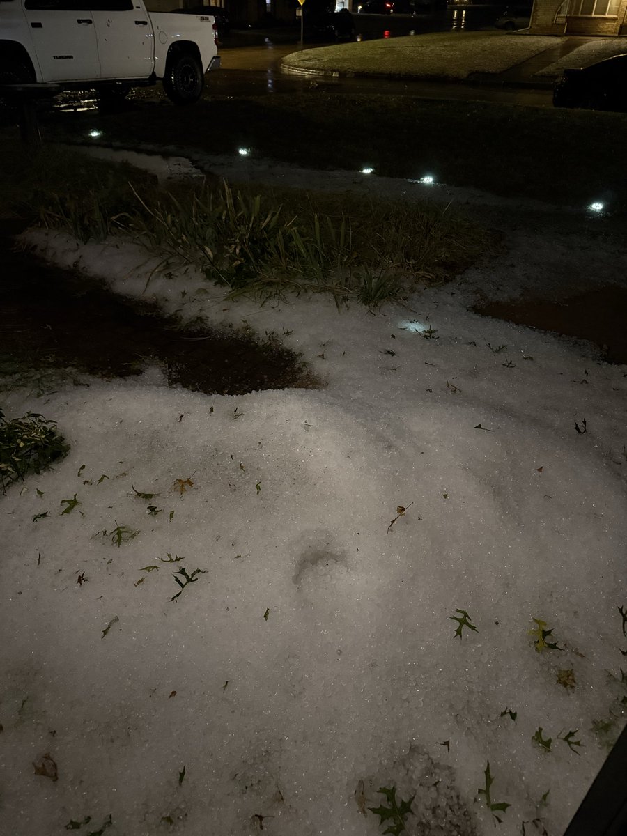 KadenceOKC's tweet image. Literally a foot of hail on my porch #okwx #mwc #oklahomaweather #hail #Weird #weather