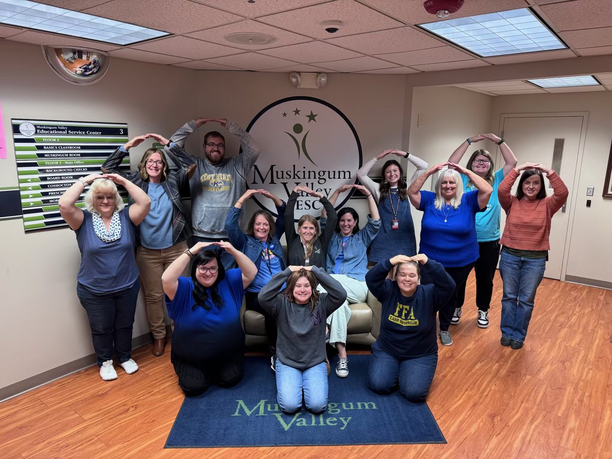 bholcombe_21's tweet image. The Muskingum Valley ESC 21st Century Team celebrated #LightsOnAfterschool and the #LightbulbChallenge