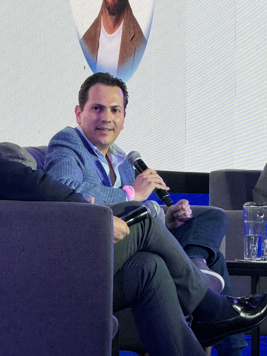 BBVA_Mex's tweet photo. "La ciberseguridad: si estamos viendo que la inteligencia artificial se utiliza de manera prolífica, debemos usarla para protegernos y estar un paso adelante". Rubén Mugártegui Director General de Amazon Web Services
(AWS) México. @AWSLatam #AWSMexico
#BBVASummit2025 #AppBBVA https://t.co/lV7KORkRav