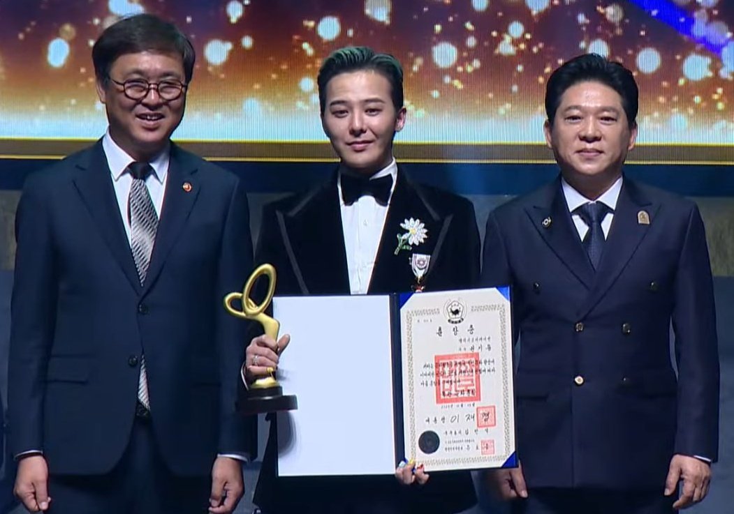 #GDRAGON makes history, becoming the 1st Idol to receive Korea's Top cultural Prize, the Okgwan Order of Cultural Merit, at the 16th Korean Popular Culture and Arts Awards! 💪🥇👨‍🎤🫴🇰🇷🔝🎭🏆🐐❤️‍🔥

#BEYONDKPOPGDRAGON 
#OKGWANFORGDRAGON 
#CULTURALICONGDRAGON  
<a href="/IBGDRGN/">G-DRAGON</a>