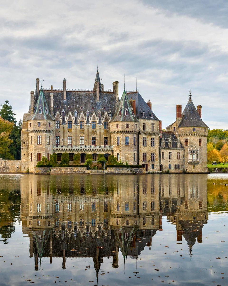 CastleQuestChro's tweet image. Stone towers and ornate chimneys mirrored in a glassy lake — a melancholy château that feels pulled from a fairytale. Soft autumn leaves drift at the waterline, timeless and tranquil.
Like or comment which detail stole your heart.

#Chateau #Castles #AutumnReflections