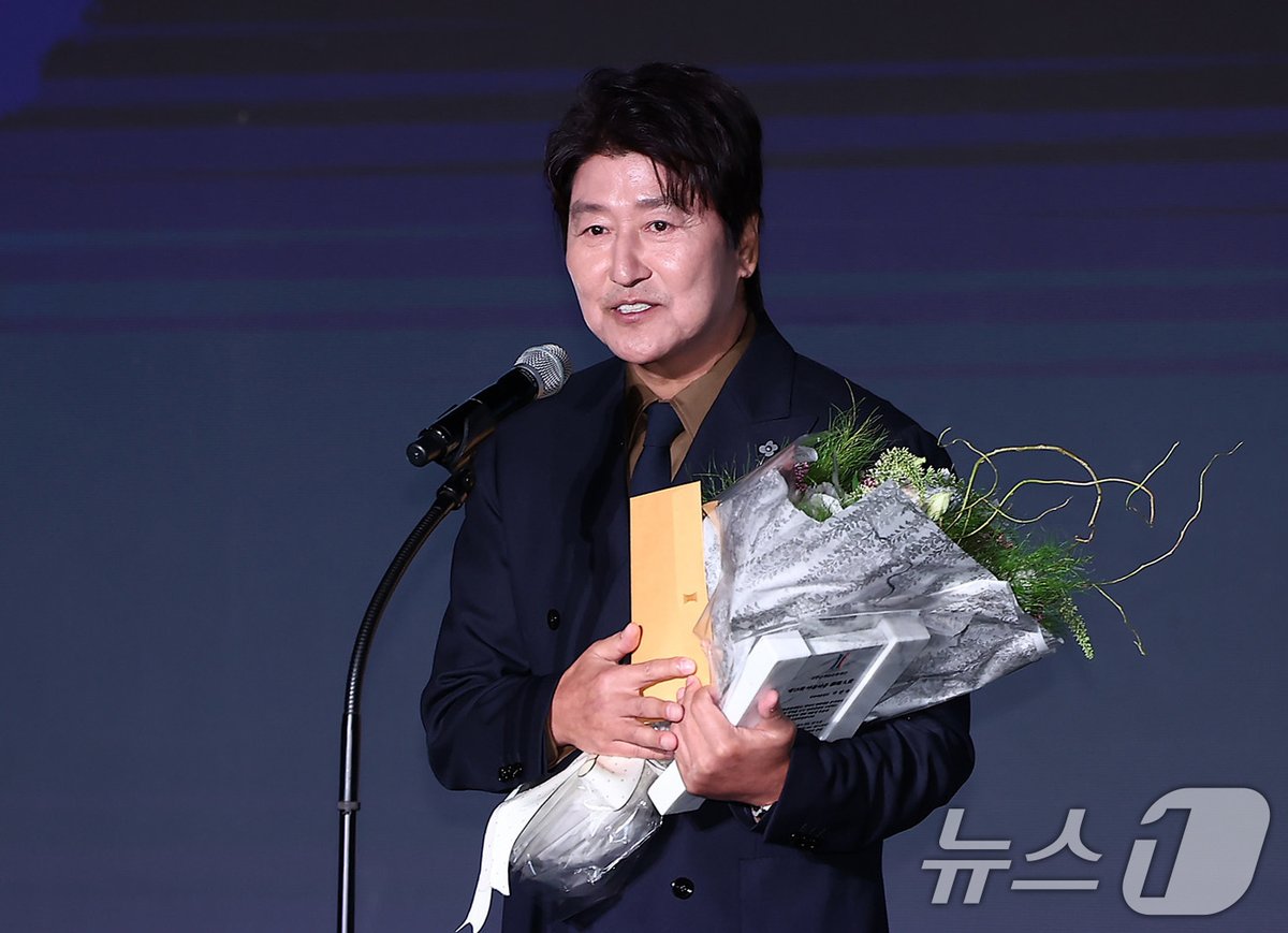 actorsonginfo's tweet photo. (251023)제15회 아름다운예술인상 시상식(영화예술인 부문 박찬욱 감독 대리수상) https://t.co/fUPO3bbwqn