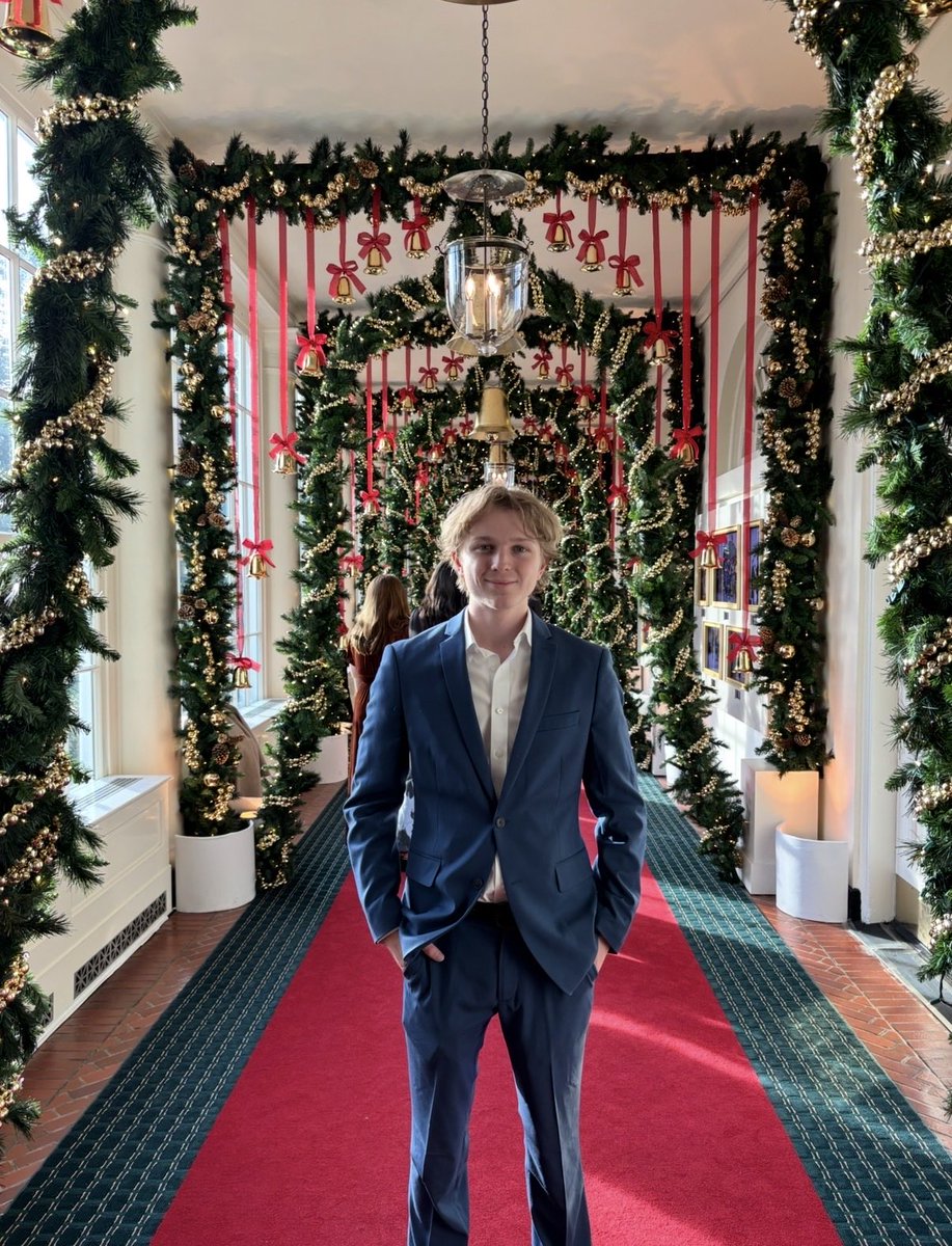 itsdeaann's tweet image. These pictures were taken in the East Wing of the White House.
Every visible structure, in both photos, has since been torn down & demolished by Trump.