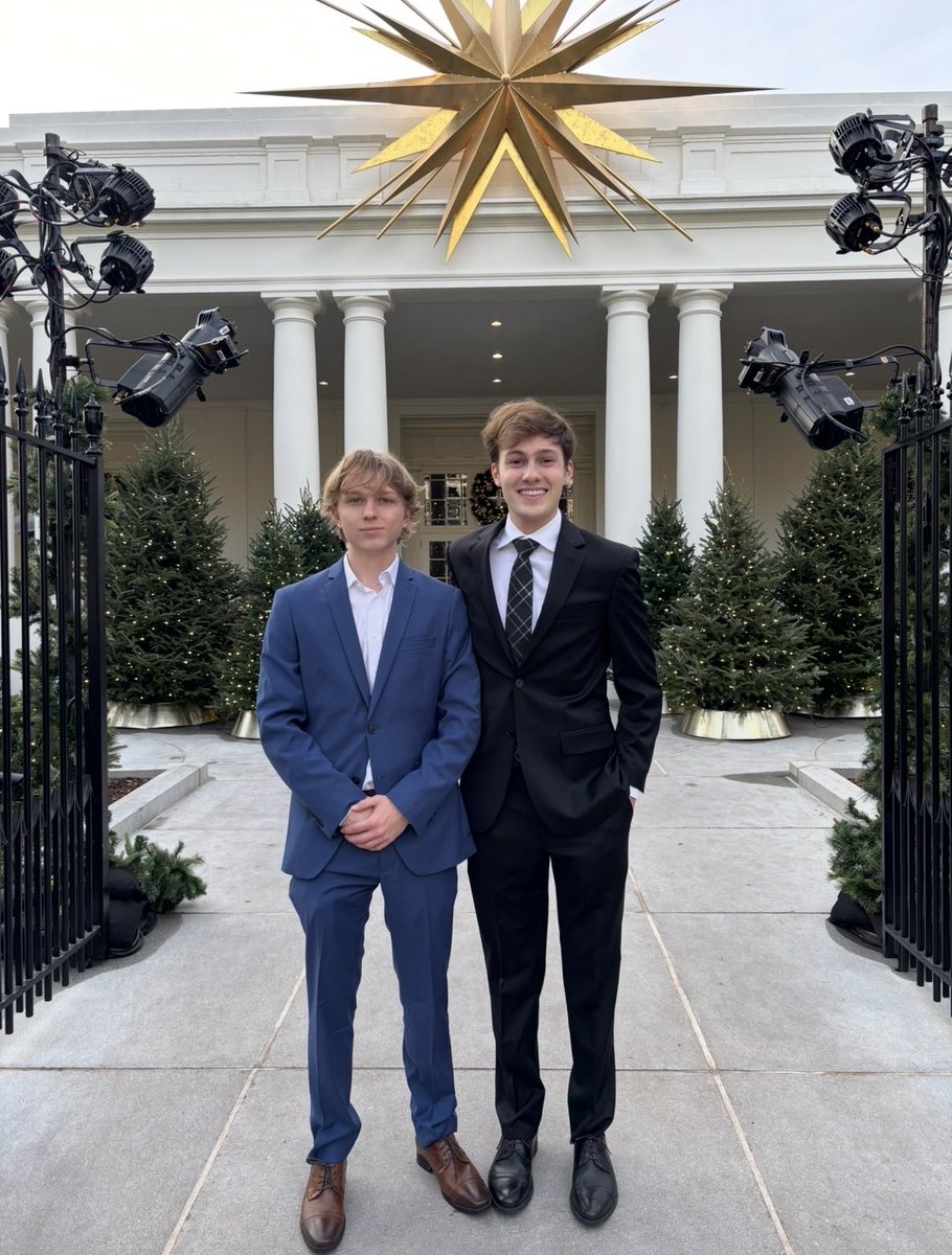 itsdeaann's tweet image. These pictures were taken in the East Wing of the White House.
Every visible structure, in both photos, has since been torn down & demolished by Trump.