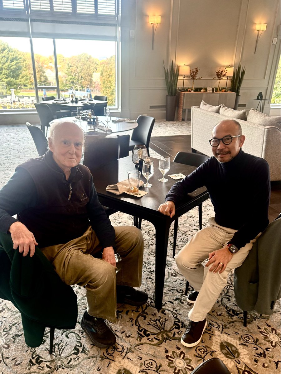 ChatibBasri's tweet image. Saya ingat saat S-1 mengambil mata kuliah Ekonomi Pembangunan, salah satu buku text nya adalah Economics Development oleh Perkins. Siang ini saya makan siang dengan Dwight Perkins sambil membahas pengalaman Indonesia. Dwight adalah Director Harvard Institute for International…