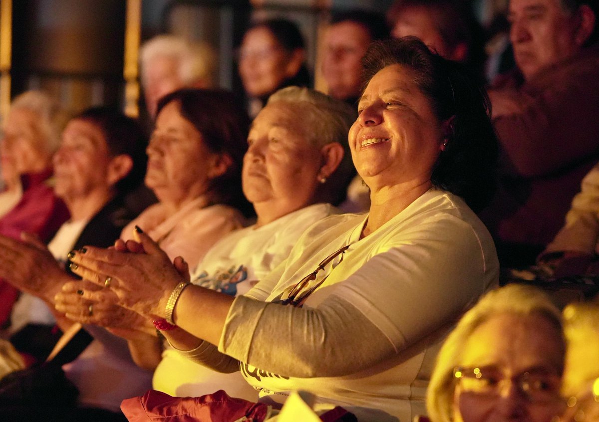 💃 #QuitoTeCuida | La Gala Memorias Vivas de Quito del Centro #60yPiQuito Eloy Alfaro fue una fiesta de talento y alegría. Con danza y música, personas adultas mayores se tomaron el Teatro México, recordándonos que la experiencia y la memoria también se celebran.

#QuitoRenace
