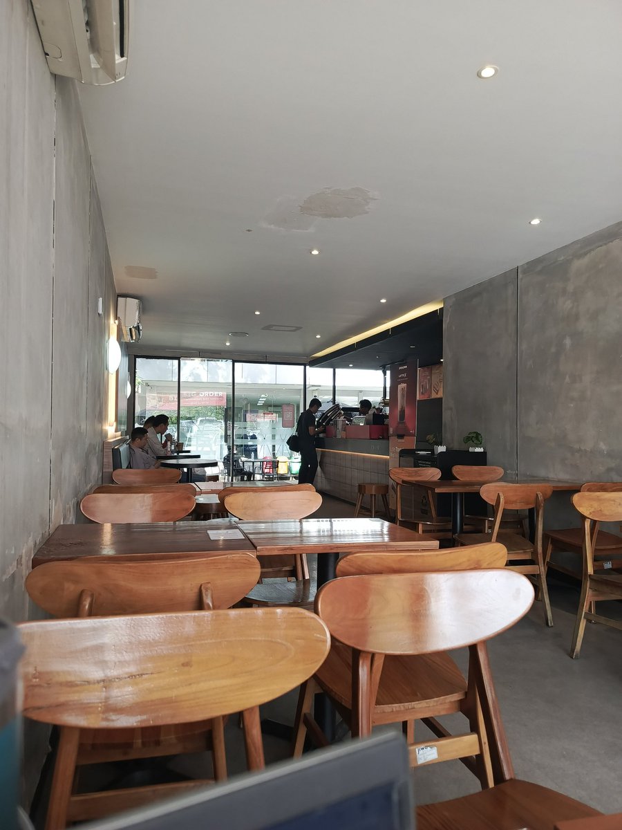 Salah satu nikmat yang bisa gue syukuri adalah kantor masih menerapkan WFH. Kan mayan bisa WFC sembari nunggu suami kandung kerja. Agak syok aje tiba2 diserok ke Karawang 😅