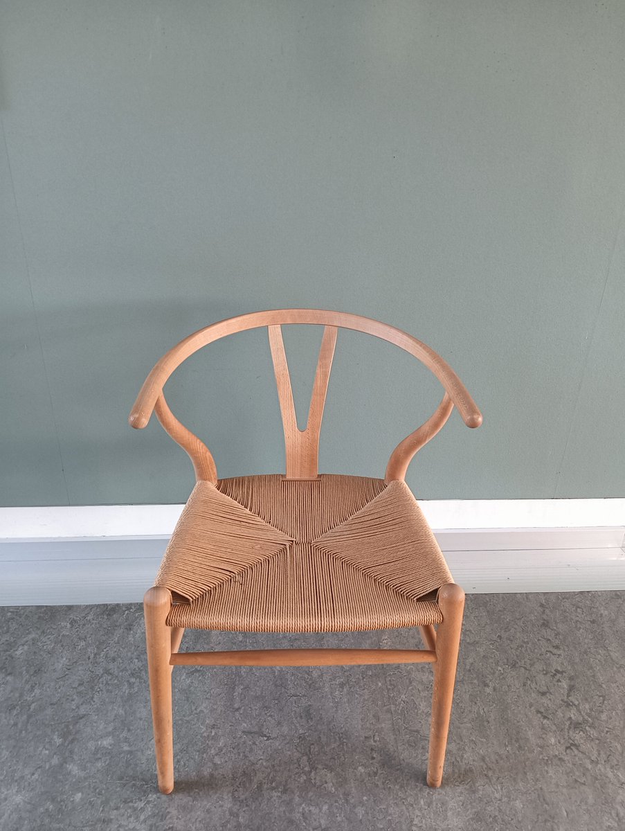 kankyo_U's tweet image. そして、美術館ぽいといえば… 
学内各所にさりげなく置かれているイスにもご注目！

例えば、こちらは #Yチェア。
🔎1950年、北欧デザインの巨匠 ハンス・J・ウェグナーが手がけたもので、造形美・心地よさ・耐久性を兼ね備えた名作です。

学生たちが日常的に目にし、使っています😌快適です。
#CH24