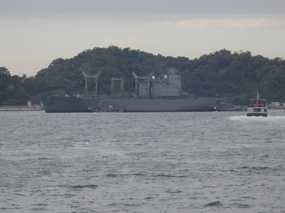 MICHIYAM's tweet photo. 補給艦「ときわ（JS Tokiwa, AOE-423）」が横浜から戻ってきました。
吉倉2岸壁に出船接岸、お疲れさまでした。 https://t.co/cciXNf0jPN