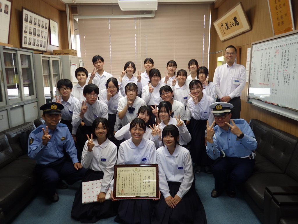 【署長感謝状の贈呈 #網干署】 #交通安全運動 の周知や交通違反・事故防止 を訴えるフェスティバルにおいて、素晴らしい演奏や安全宣言など啓発活動に貢献した網干中学校吹奏楽部に対し署長感謝状を贈呈しました。 #姫路市立網干中学校