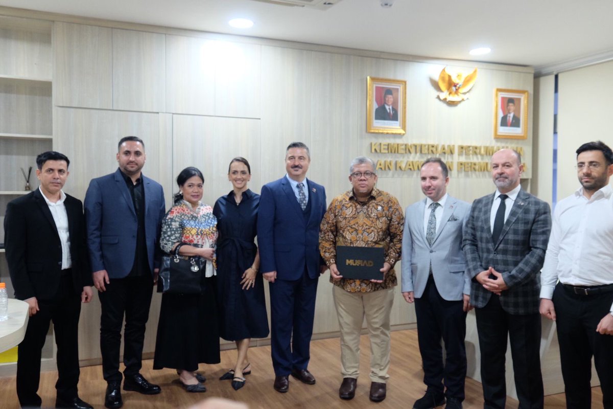 Endonezya Hükümeti Konut ve İskan Bakan Yardımcısı Fahri Hamza’yı makamında MÜSİAD heyeti olarak ziyaret edip hükümetlerinin ilgili alanlardaki yatırım projelerini dinledik. Türkiye ve MÜSİAD dostum kıymetli bakanımıza ilgileri için teşekkür ediyoruz