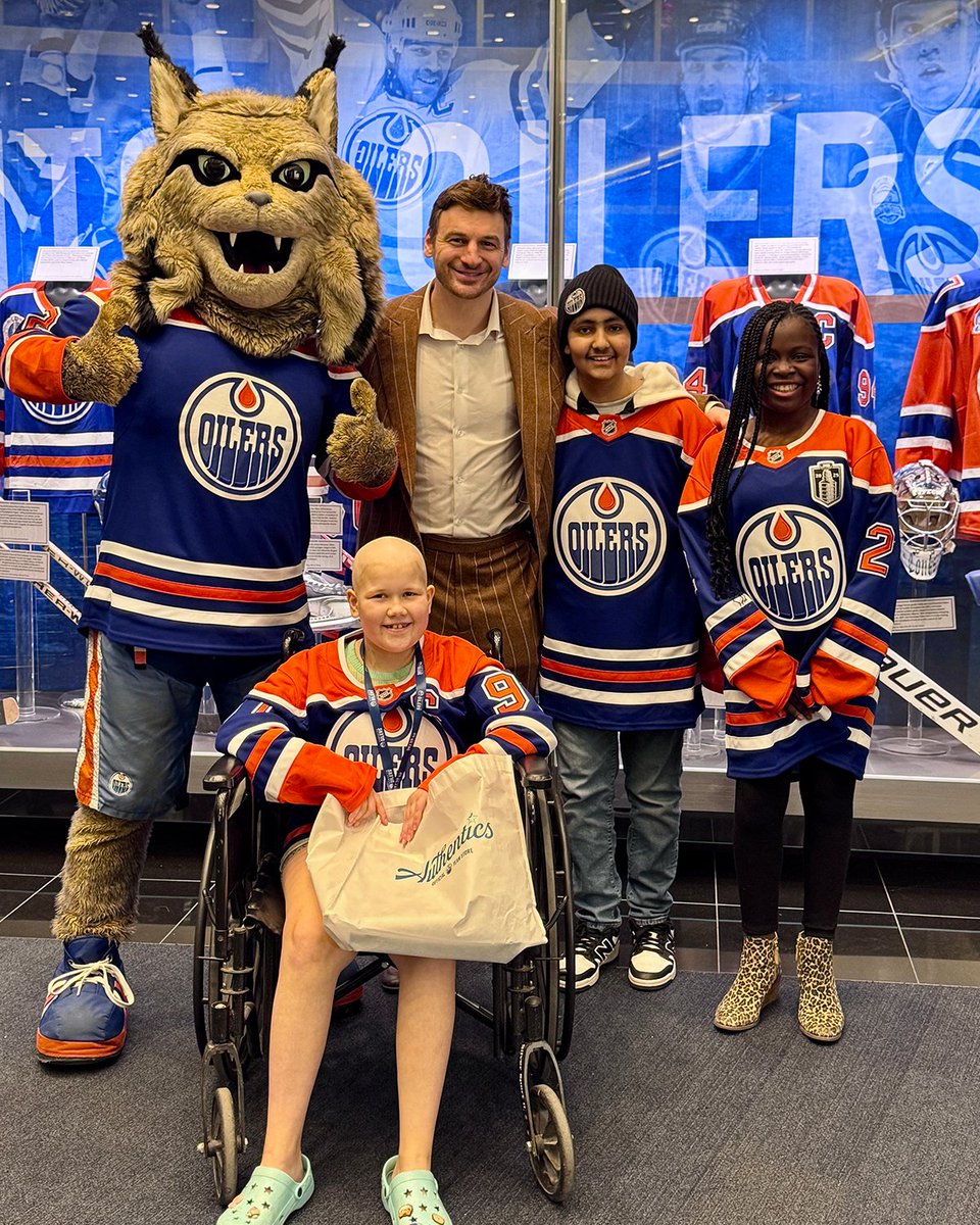 Oilers Foundation (@oil_foundation) on Twitter photo Our special guests from <a href="/kwcsyeg/">Kids with Cancer Society</a> got to meet #Oilers forward Zach Hyman & mascot Hunter at tonight's game! You can support cancer research & treatment in Oil Country by purchasing your 50/50 tickets.
🎟️ EdmontonOilers.com/5050tw Our special guests from <a href="/kwcsyeg/">Kids with Cancer Society</a> got to meet #Oilers forward Zach Hyman & mascot Hunter at tonight's game! You can support cancer research & treatment in Oil Country by purchasing your 50/50 tickets.
🎟️ EdmontonOilers.com/5050tw