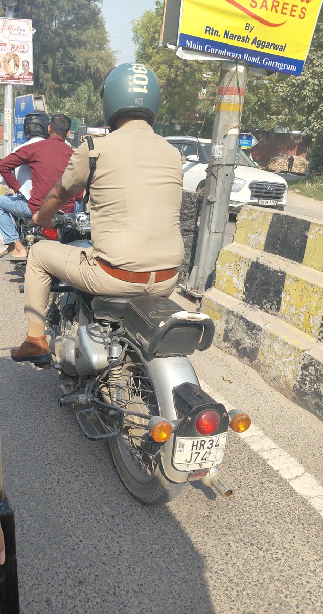 When citizens hide their number plates, it’s a fine of thousands. 💸
But when police do it, it’s called smart thinking! 

Officers in Gurugram covered their number plates with paper and tape to skip the challan.

One rule for the public, another for the police?
Law should mean