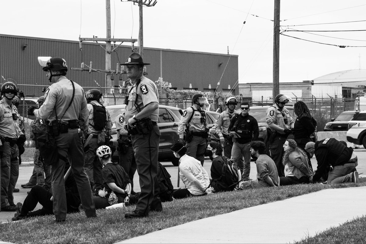 PeoplesAperture's tweet photo. Chicago has been at the forefront of advocating for civil rights, ensuring that everyone is entitled to due process. It breaks my heart. All people deserve constitutional rights, regardless of their status in the country. It’s something guaranteed by the Constitution. https://t.co/eiQxFF31jW