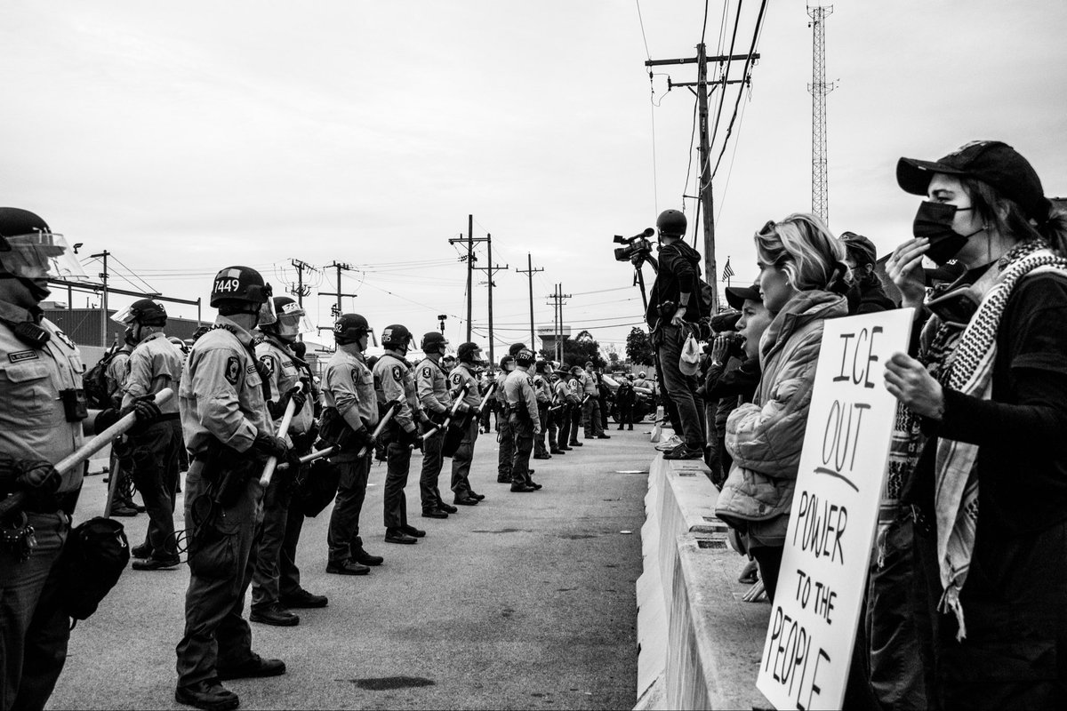 PeoplesAperture's tweet photo. Chicago has been at the forefront of advocating for civil rights, ensuring that everyone is entitled to due process. It breaks my heart. All people deserve constitutional rights, regardless of their status in the country. It’s something guaranteed by the Constitution. https://t.co/eiQxFF31jW