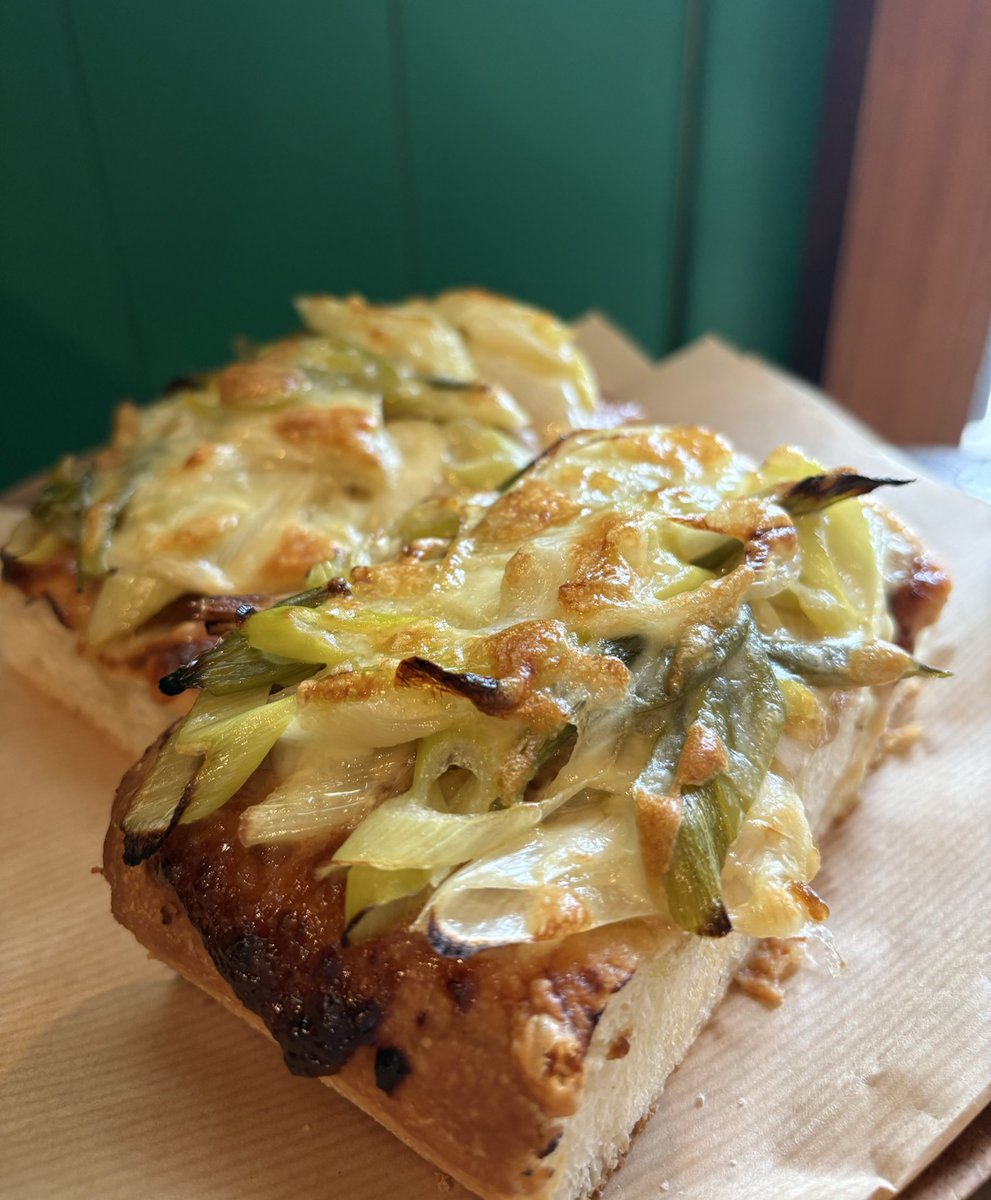 おはようございます10月24日（金曜日）

本日の日替わりは長ネギの味噌マヨソース

シフォンはほうじ茶
タルトはポム

お昼頃フライドオニオンとベーコンのリュス焼き上がり予定です

今日も1日よろしくお願いします！