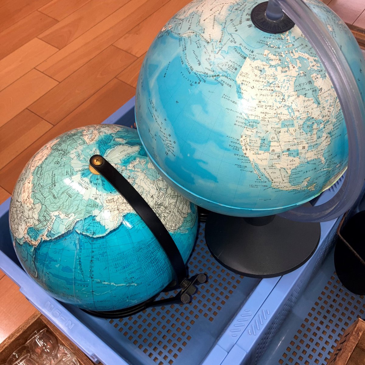 minamichita_tw's tweet photo. 販売する廃校備品をご紹介②
あの日学校で見たものシリーズ
・黒板消し＆クリーナー
・地球儀
・教室の時計　などなど
廃校備品のため、数に限りがあります！

・１１月１日（土）午前９時～午後２時３０分
・南知多町産業まつり　企画財政課ブース
#ガッコーフリマ #南知多町 #南知多町産業まつり2025 https://t.co/RtjcSzJSI7
