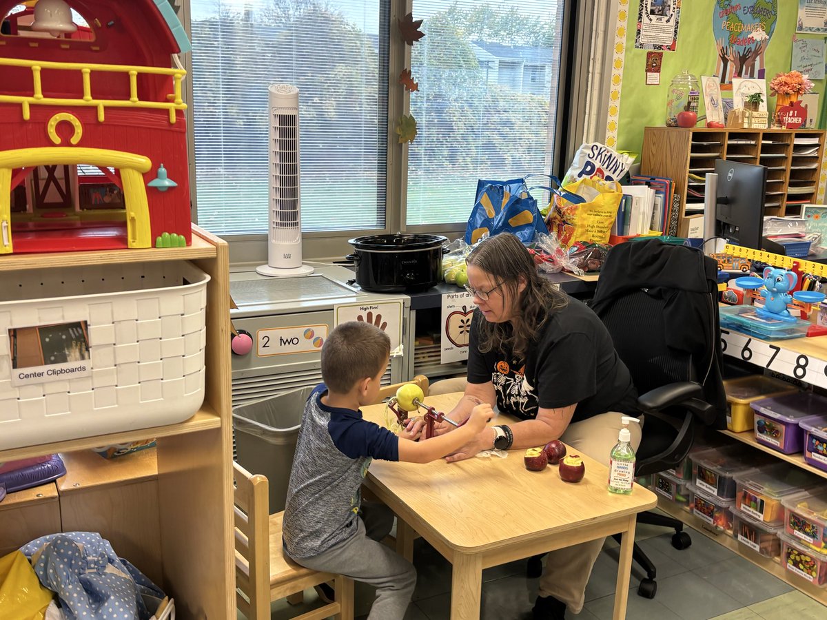 Apples, the letter N, and learning all about our senses, all happening in Mrs. Gaesser’s room today! 😊🍎 <a href="/GreeceELC/">Greece Community Early Learning Center (ELC)</a> <a href="/GreeceCentral/">Greece Central</a> <a href="/GCSDcommschools/">GCSD Community Schools</a>