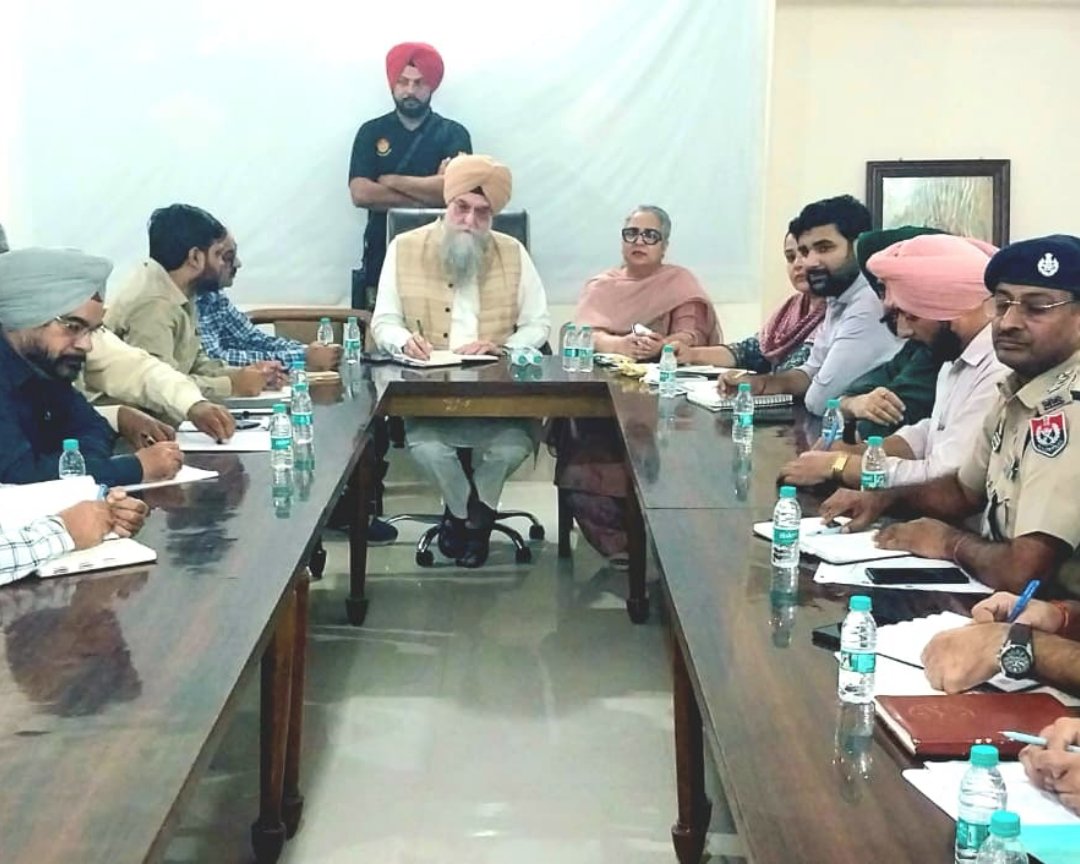 dprofaridkot's tweet photo. ਸੜਕ ਦੁਰਘਟਨਾਵਾਂ ਰੋਕਣ ਲਈ ਲੋੜੀਂਦੇ ਕਦਮ ਚੁੱਕੇ ਜਾਣ- ਸੰਧਵਾਂ
ਸਪੀਕਰ ਵੱਲੋਂ ਟਰੈਫਿਕ ਰੈਗੂਲੇਸ਼ਨ, ਸੜਕਾਂ ਤੇ ਪੁੱਲਾਂ ਦੀ ਰਿਪੇਅਰ ਦੇ ਨਿਰੇਦਸ਼
ਅਧਿਕਾਰੀਆਂ ਨੂੰ ਸਮਾਂ-ਬੱਧ ਕਾਰਵਾਈ ਲਈ ਕਿਹਾ
ਤਹਿਸੀਲ ਕੰਪਲੈਕਸ ਤੇ ਹੋਰ ਦਫਤਰਾਂ ਦੀ ਉਸਾਰੀ ਲਈ ਵੀ ਜਲਦ ਤੋਂ ਜਲਦ ਜਗ੍ਹਾਂ ਦੀ ਚੋਣ ਕਰਨ ਦੇ ਨਿਰਦੇਸ਼ ਦਿੱਤੇ https://t.co/g7UXND8Bi3