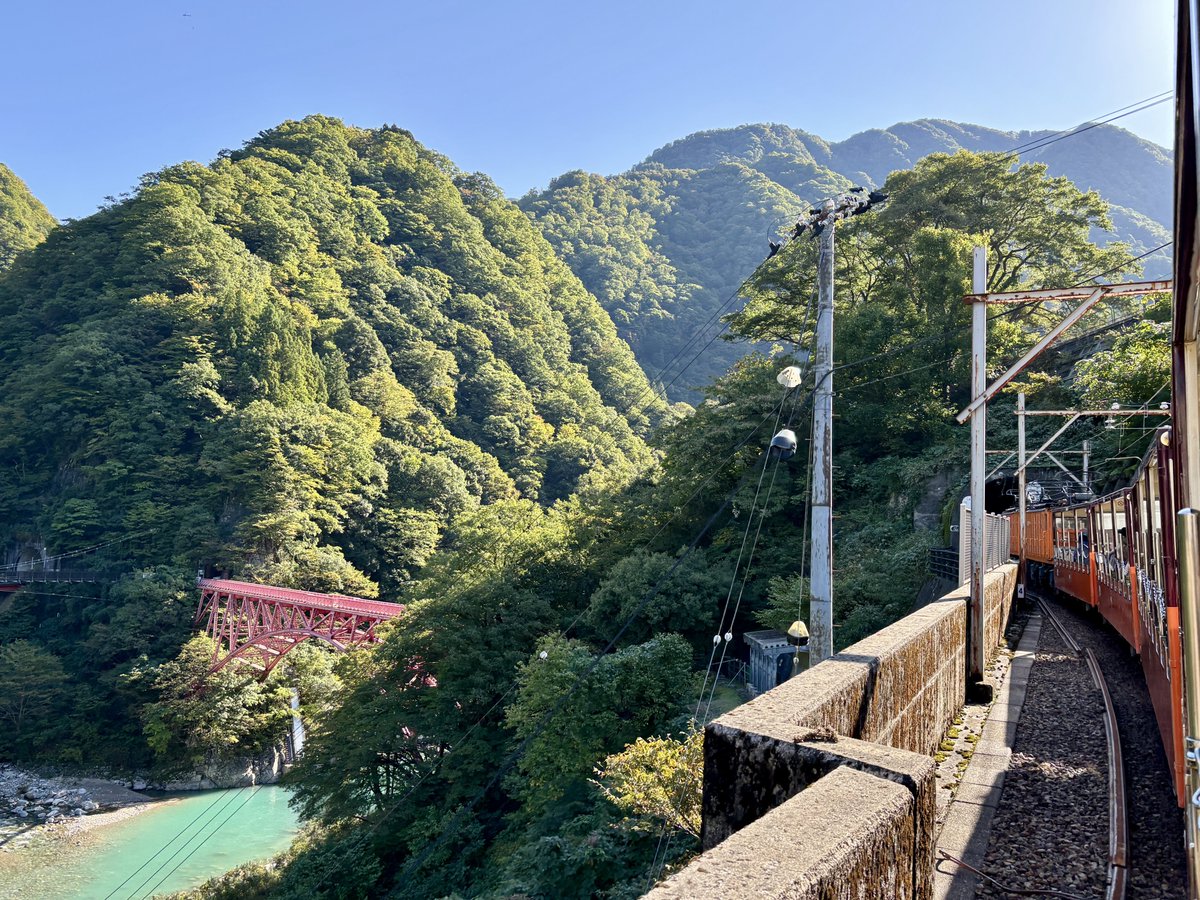 torokkodensya's tweet image. 秋晴れ☀️の黒部峡谷🎶
紅葉の色付きも徐々に増してきました🍁
車窓から峡谷の自然美をお楽しみくださ〜い🚃😃

#黒部峡谷トロッコ電車
