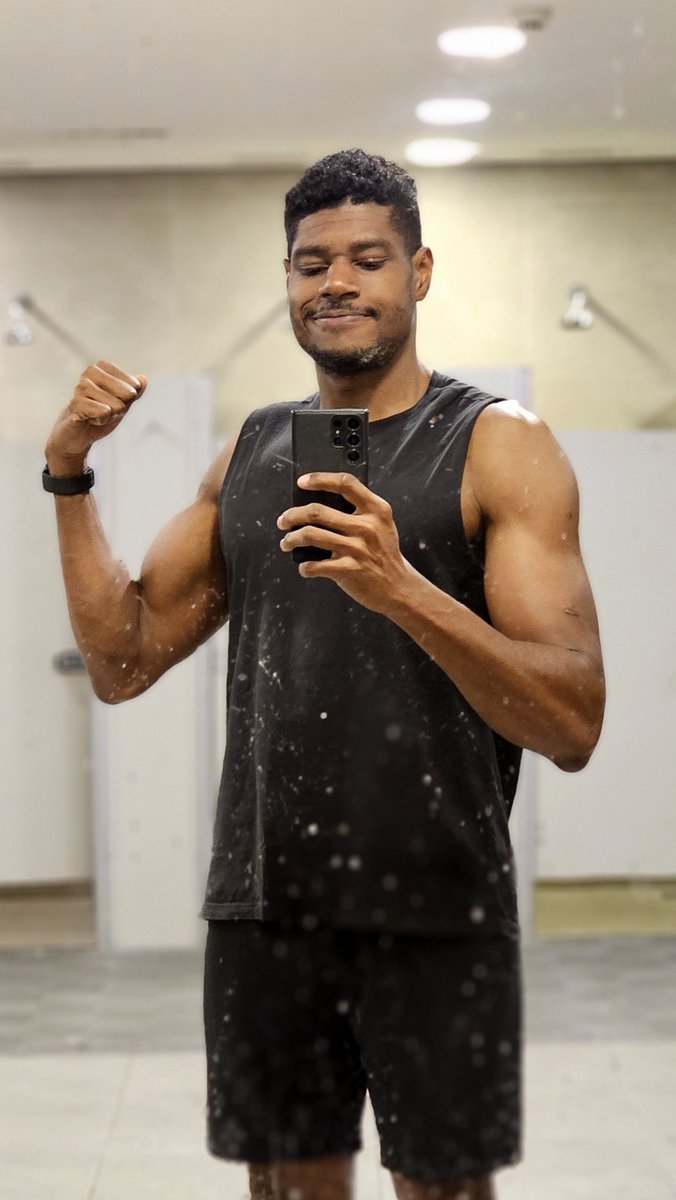 O treino de bíceps de hoje me deixou braçudo.