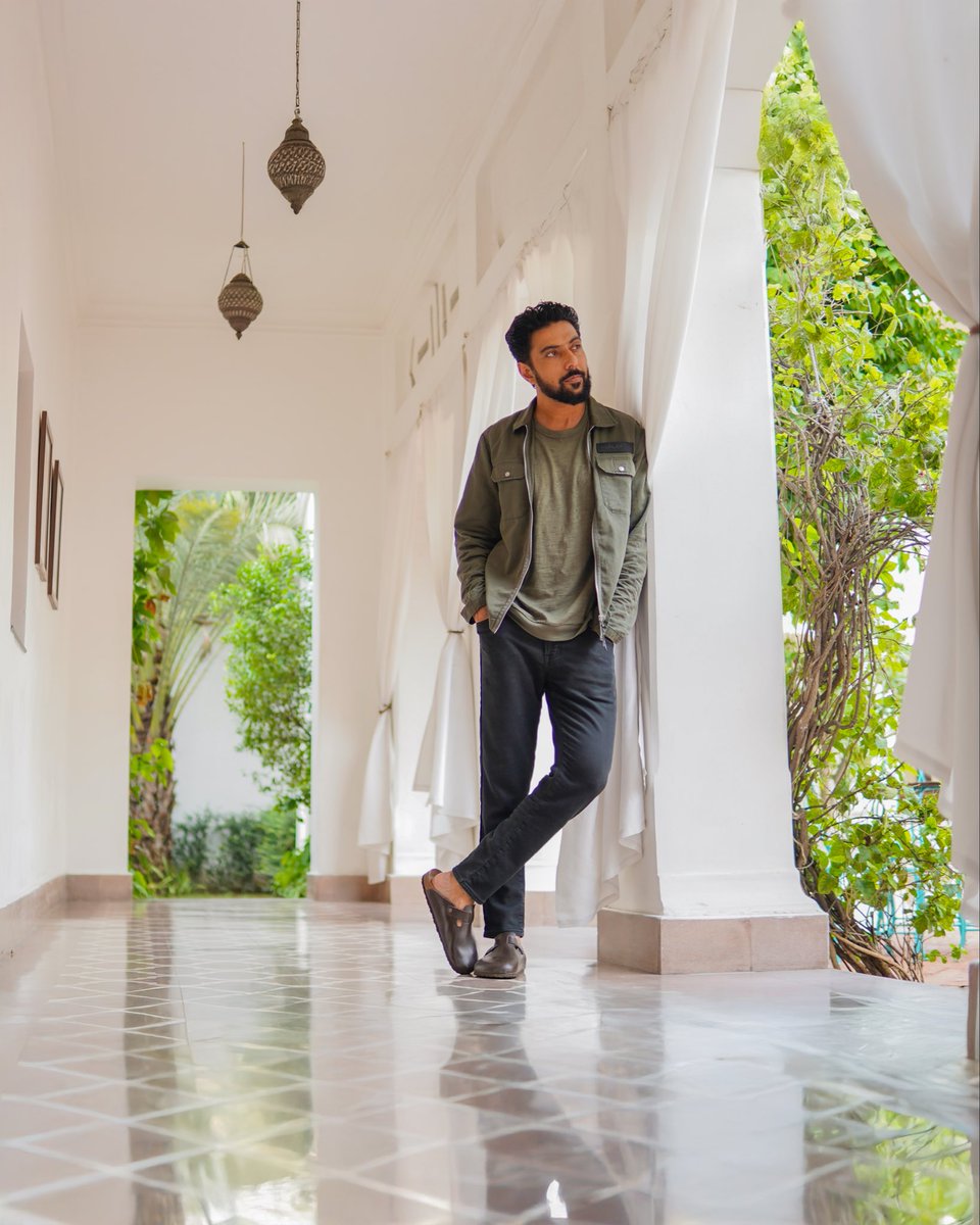 ranveerbrar's tweet photo. Kabhi socha है? Walls are the best friends. Always there to lean on! 😎
.
.
.
#ranveerbrar #leanon #walls #bestfriends #fun https://t.co/yD0peePqR3