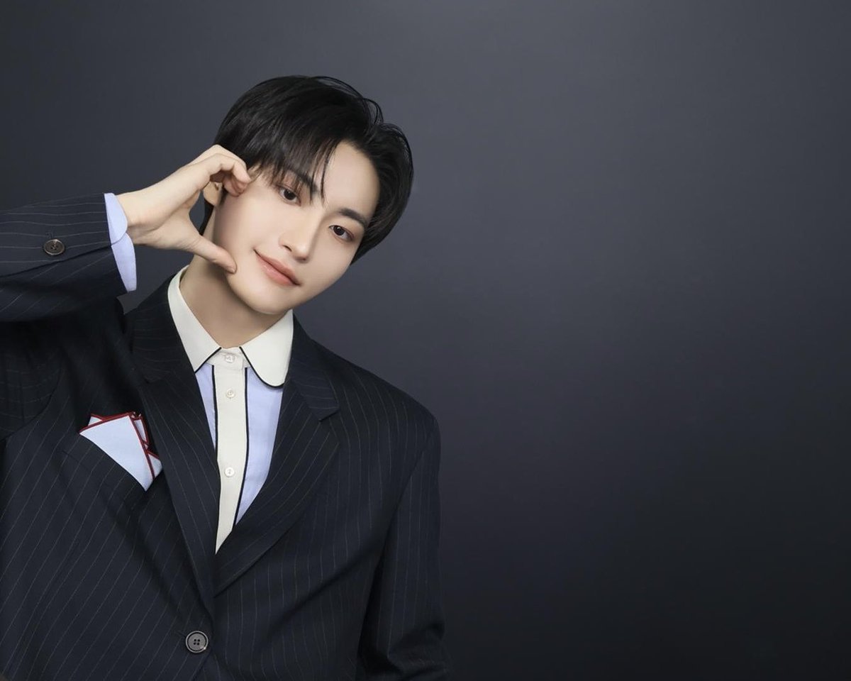 251024 #성화 — ‘Photoism’ Frame 🩶
