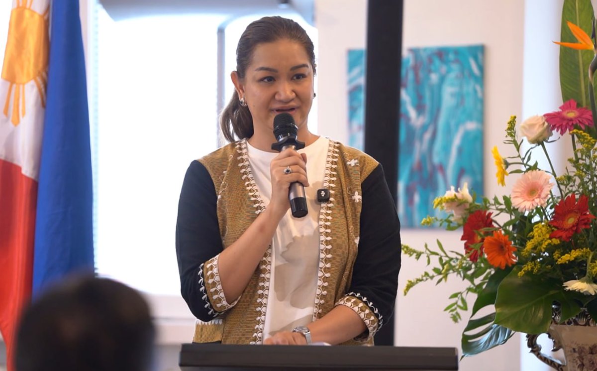 DICTgovph's tweet image. Walang Malayo sa eGovPH App! OFWs ng Milan, Italy, Abot Na ang Digital Services ng Pamahalaan

Para sa buong detalye: facebook.com/share/p/1DRfUj…

#DICT #eGovPHapp #OFW #Italy #Milan #Walangiwanan #DigitalBayanihan