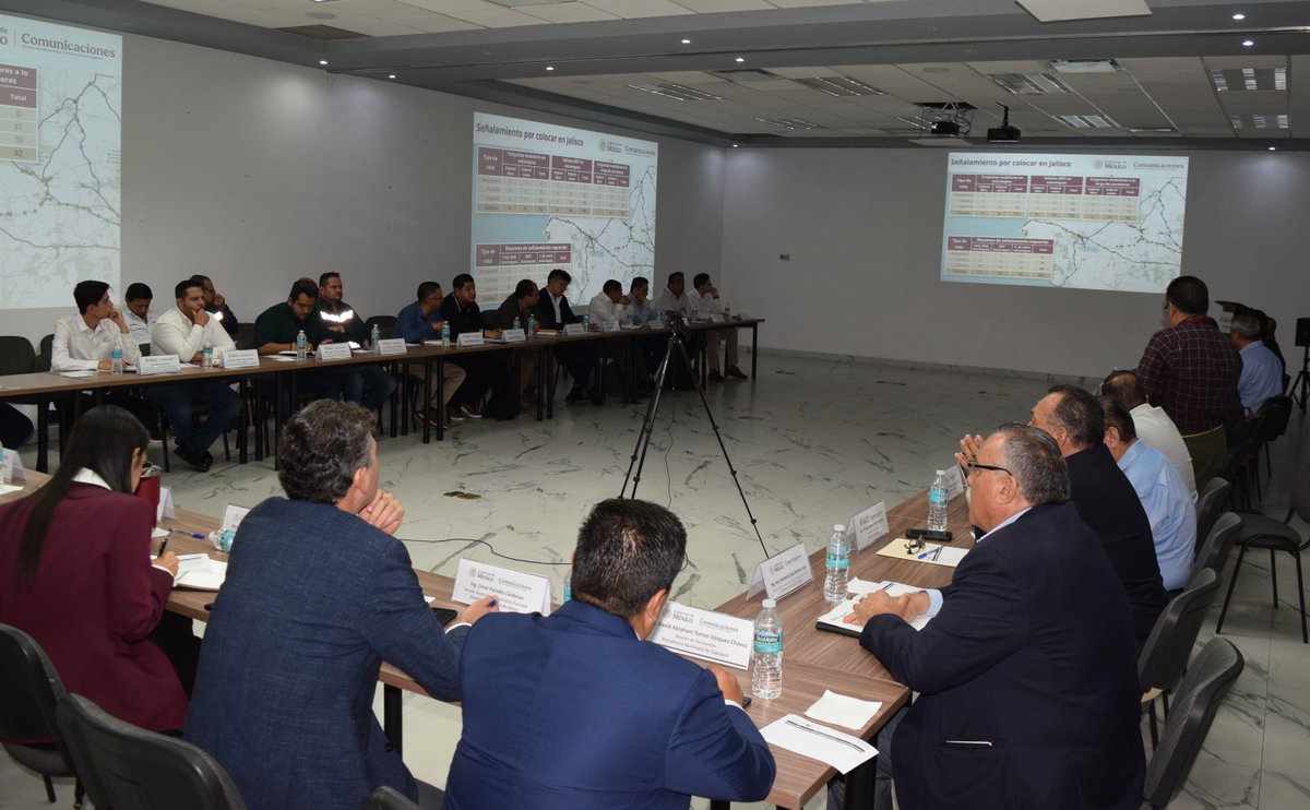 jalisco_sict's tweet photo. 🏆Con miras a la #copadelmundo 2026, el Centro #SICTJalisco  convocó a autoridades de los tres niveles de gobierno, para la #coordinación de acciones de infraestructura carretera que deben ejecutarse en la entidad, previo al evento. 🚧 https://t.co/tnPf0lFuoa