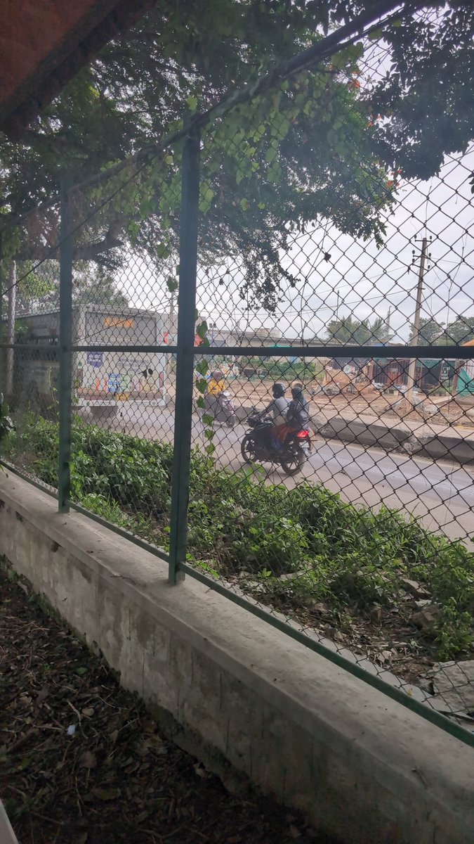 How to waste public money. 

Do white topping on roads where metro construction will start for phase 3. 

Destroy white topped roads. Relay white topped roads. Never ending circle. 

#Bengaluru