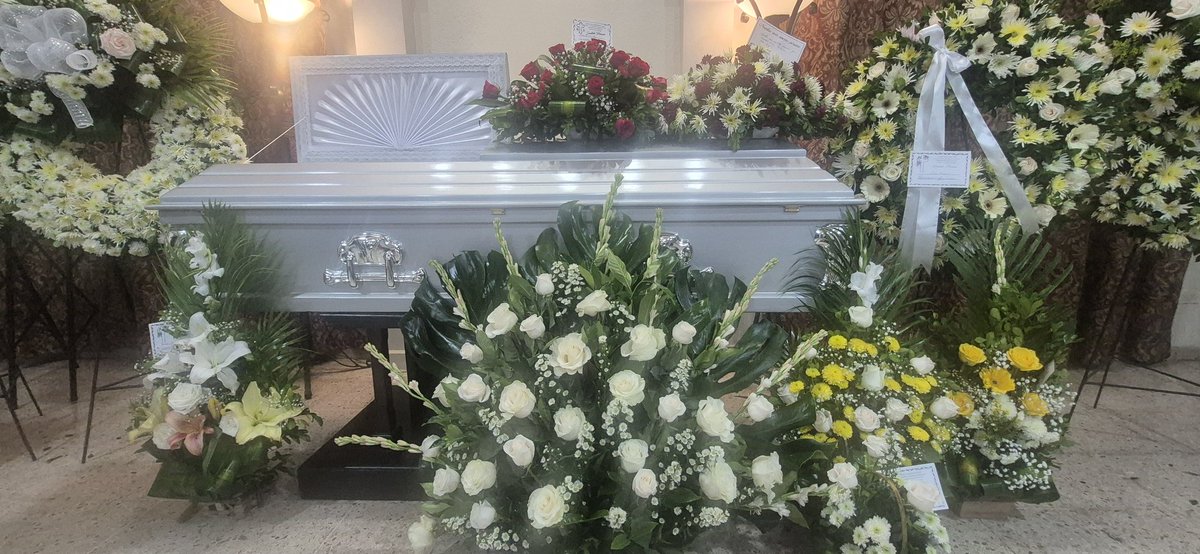 Social_Worker34's tweet photo. Papá murió y a pesar de 27 años de separados, mami pidió ese arreglo rojo para él, nadie lo tenía, buscamos y esperamos hasta que lo hicieran. 
Descansa en paz Papá 💔 https://t.co/Ghf5mdo4wN