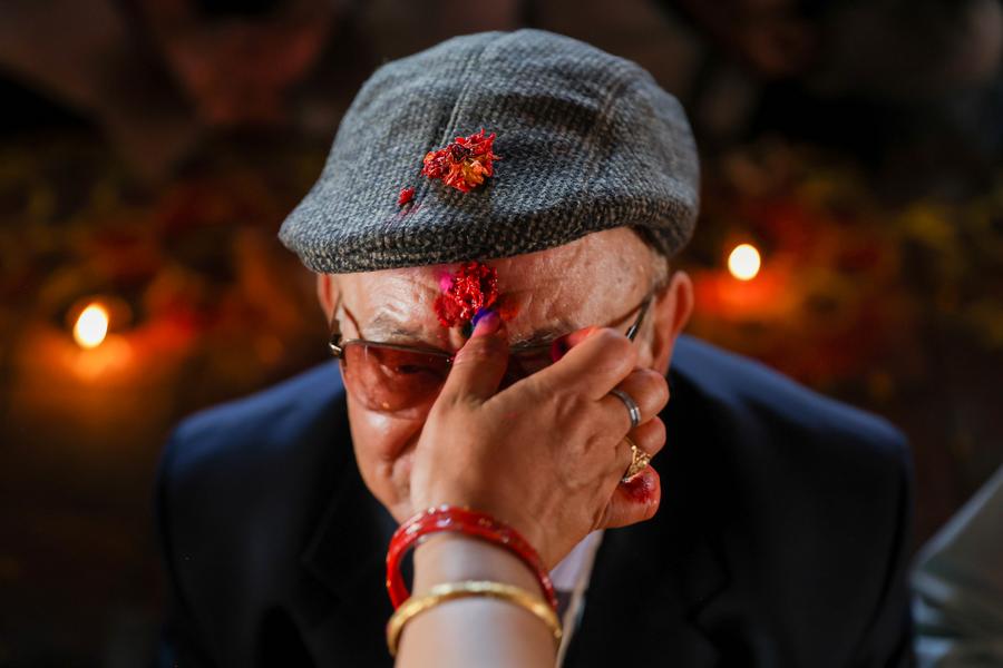 XHNews's tweet photo. The last day of Tihar, widely celebrated across Nepal, is known as Bhai Tika. On this day, sisters apply a tika on the foreheads of their brothers praying for their long life, good health and prosperity #AsiaAlbum https://t.co/R5LRsvUB4w https://t.co/etSwokmOO6