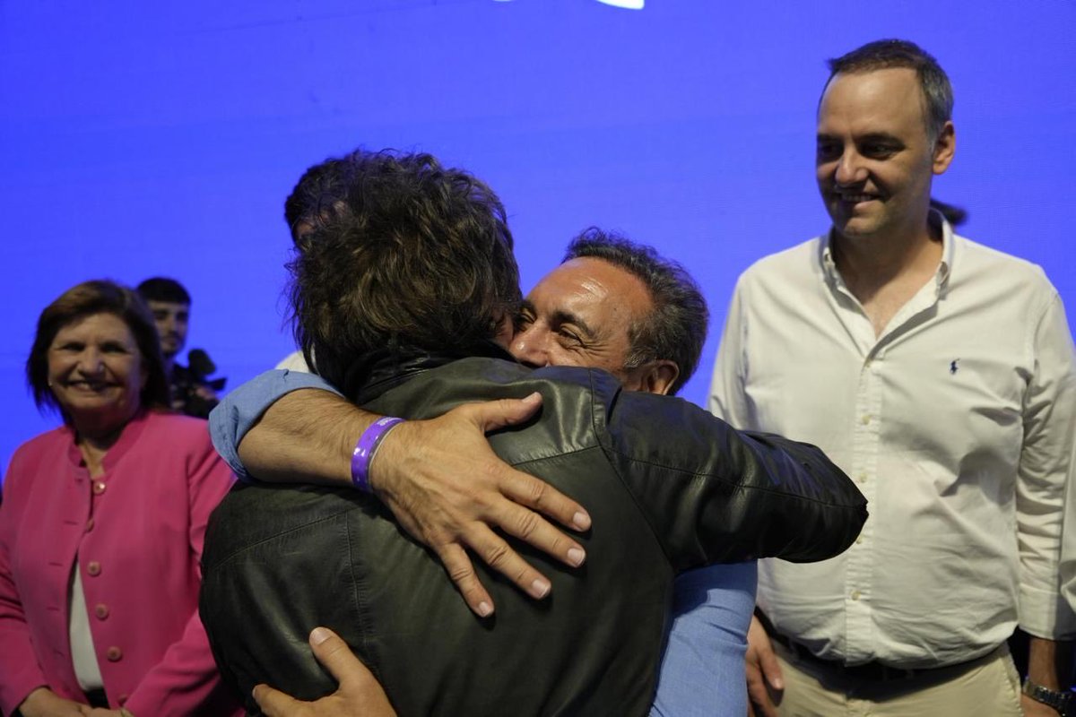 ¡Rosario explotó! 💣 Tremendo cierre de campaña hoy. Estar junto a todos los candidatos y ver la garra que le pone nuestro presidente, @javiermilei, fue una inyección de moral. Se siente en el aire, gente: el domingo damos vuelta la historia. ¡Vamos con fe, Argentina! Hay futuro