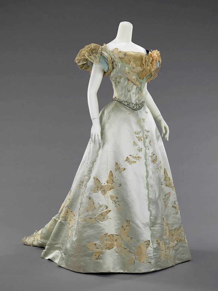 plummie9's tweet photo. Paris
Jean-Philippe Worth,
7 rue de la Paix.

Exquisite Ball Gown, 1898

Silk woven  à la disposition to fit the shape and dimensions of the skirt so that  the butterflies flutter upward from the hem. Rhinstones, lace, metal thread

@metmuseum 
#FashionHistory https://t.co/KQrA1wAbhh