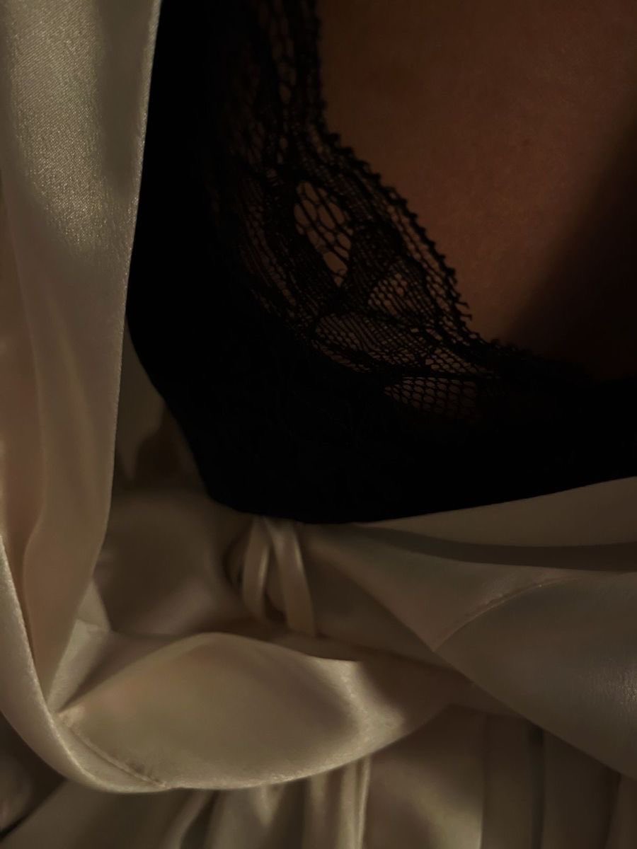 Eva Slutowska (@allyourseva) on Twitter photo The night feels too quiet… maybe it’s waiting for a little trouble.
My skin still remembers the warmth of soft touches and hungry lips.
Good night, my darling — may your dreams taste a little sinful tonight. 😈✨ The night feels too quiet… maybe it’s waiting for a little trouble.
My skin still remembers the warmth of soft touches and hungry lips.
Good night, my darling — may your dreams taste a little sinful tonight. 😈✨