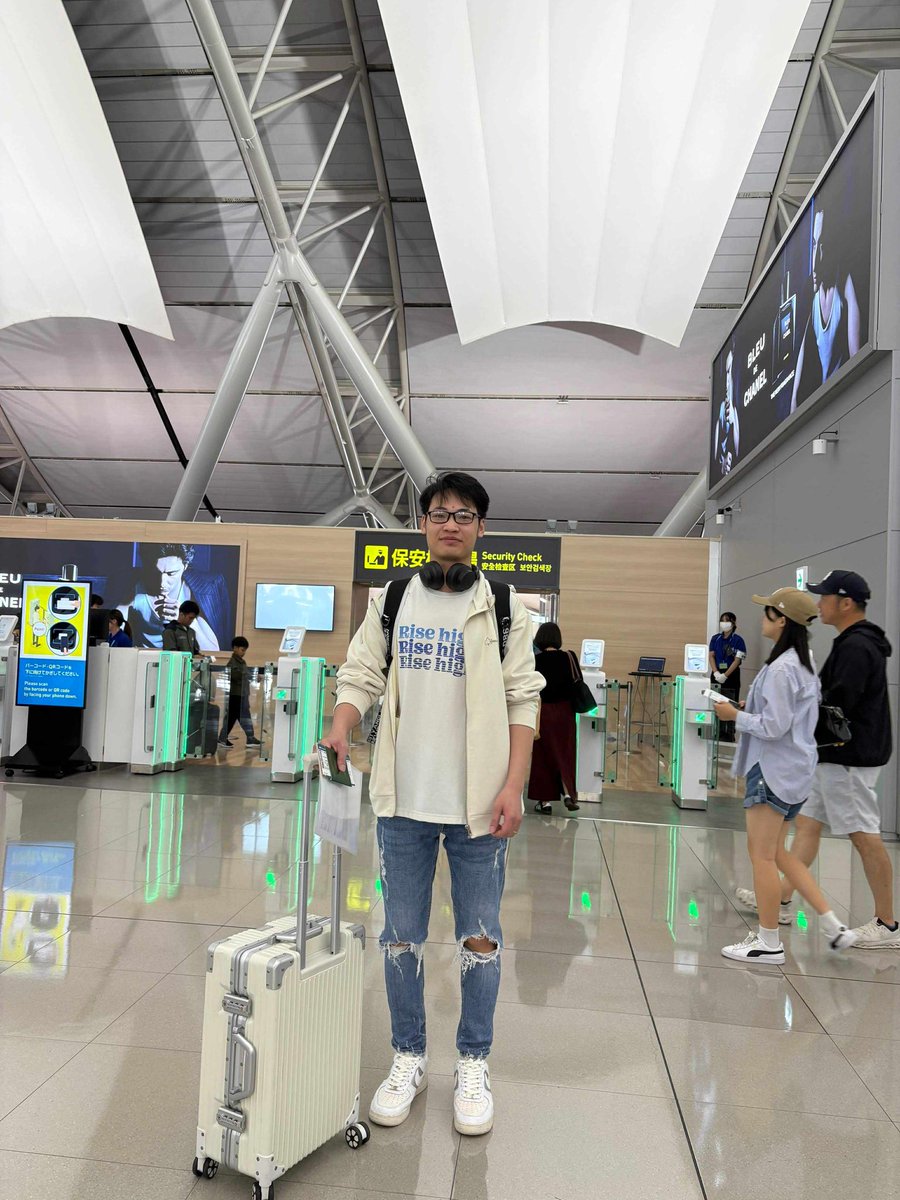 ydb_coop's tweet photo. 🌏✈️ 3年間の実習を終えて帰国

3年間の技能実習を終え、実習生たちが空港で最後の写真です。
笑顔の裏には、学びと努力、そして少しの寂しさも。

��本での経験が、これからの人生の大きな力となります。
今まで本当にお疲れさまでした！

#技能実習生 #インドネシア実習生 #ベトナム実習生 https://t.co/c6NlKgrpDB