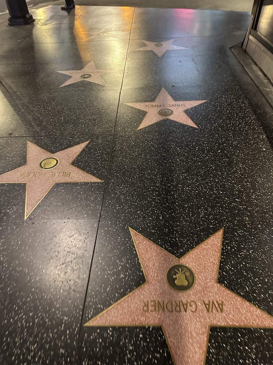 길 너무 막혀서 운동하고 감… 길건너에 트조 갔다가려고 나왔는데 이 길이라서 먼가 새삼 신기하다 싶었음 ㅎㅎㅎ 예전에 여기 처음 왔을 때는그게 처음이자 마지막 할리우드길 방문일 줄 알았는데 이렇게 생활감 있는 공간이 되다니 ㅎㅎㅎㅎ 인생 정말 모를 일이다