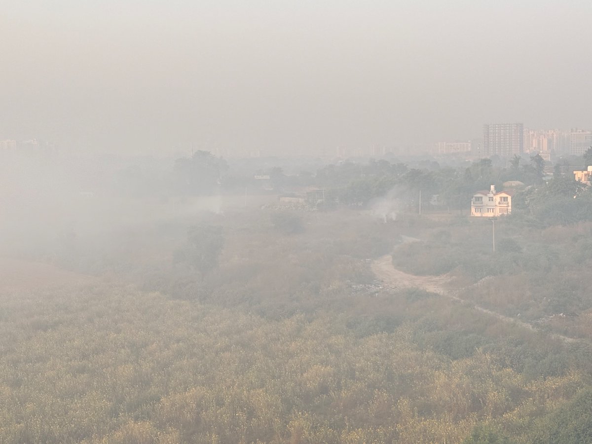 SikanderBoparai's tweet photo. @MCManesar @DC_Gurugram @gurgaonpolice @cmohry this garbage fire in sector 77 converted locality in a gas chamber from yesterday again even after multiple complaints. Hopelessly hoping for actions again https://t.co/3OXhhYO0OK